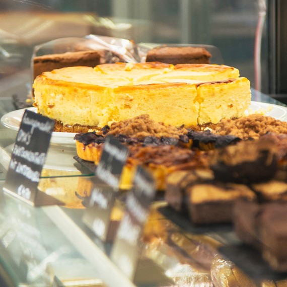Kaffeespezialitäten und eine Auswahl an feinen Kuchen