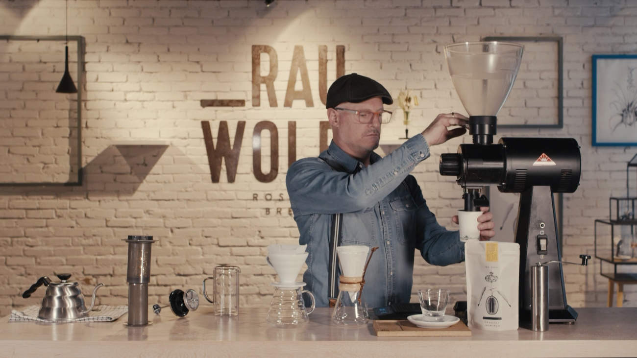 cold brew coffee wird gemahlen