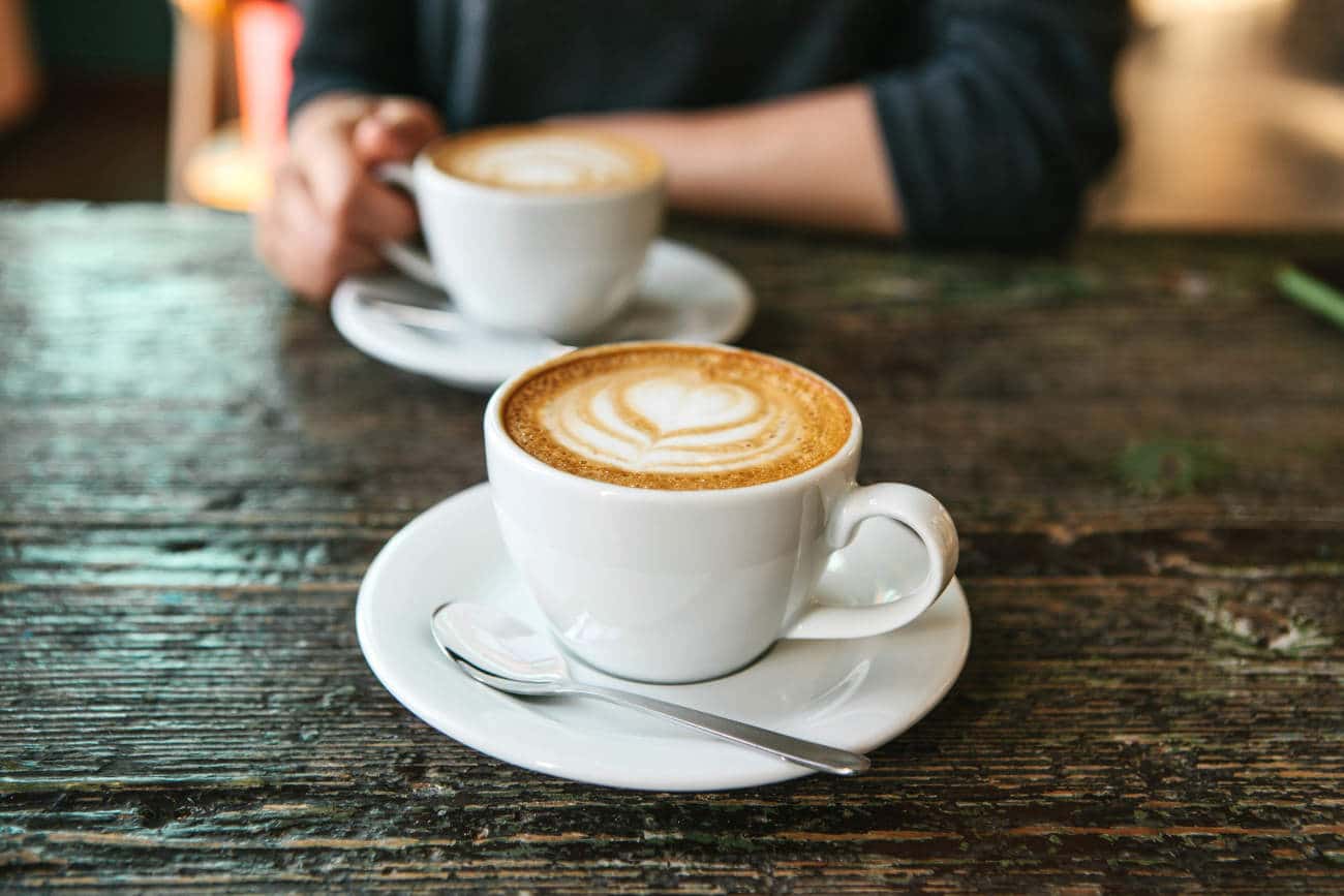 zwei tassen kaffee auf einem tisch