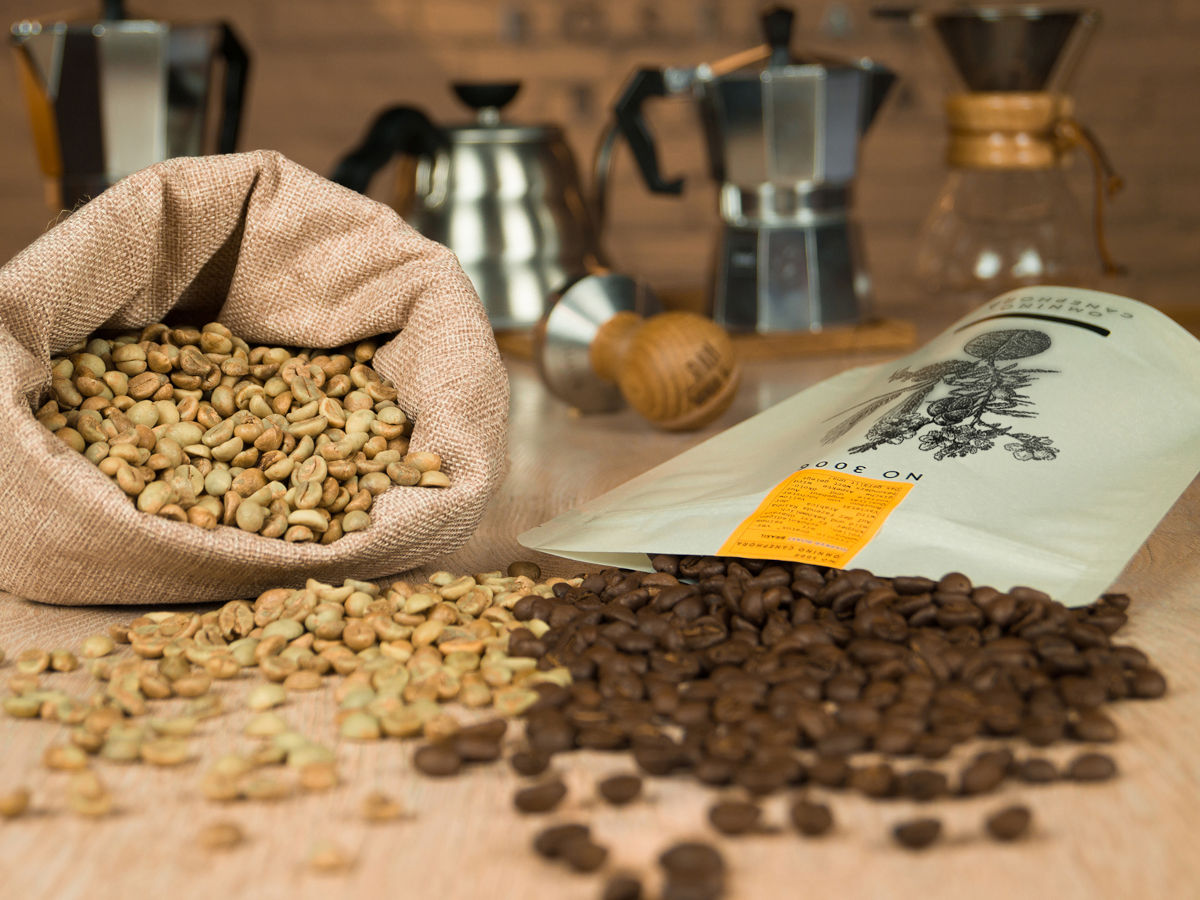 Kaffeebohnen in einer Rauwolf-Verpackung
