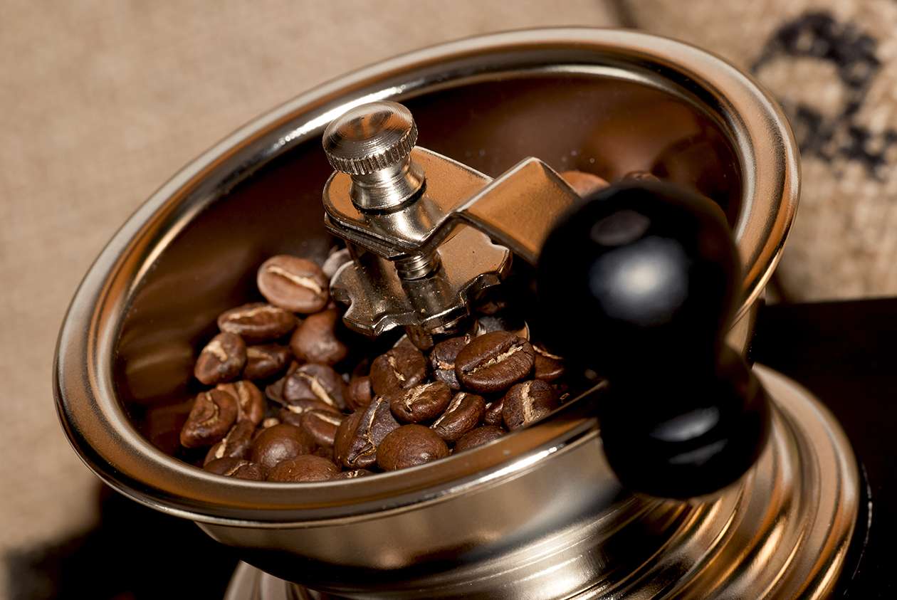 bohnen in einer kaffeemuehle