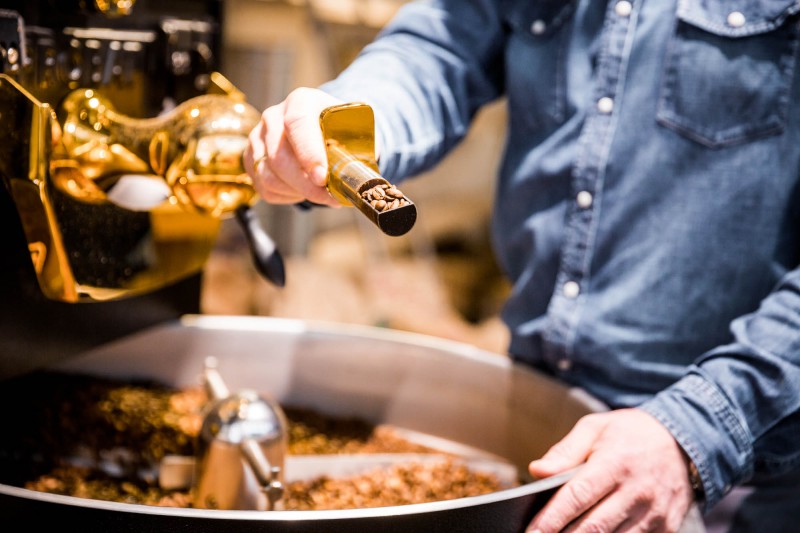 Kaffee wird in der Kaffeerösterei in Wien verarbeitet