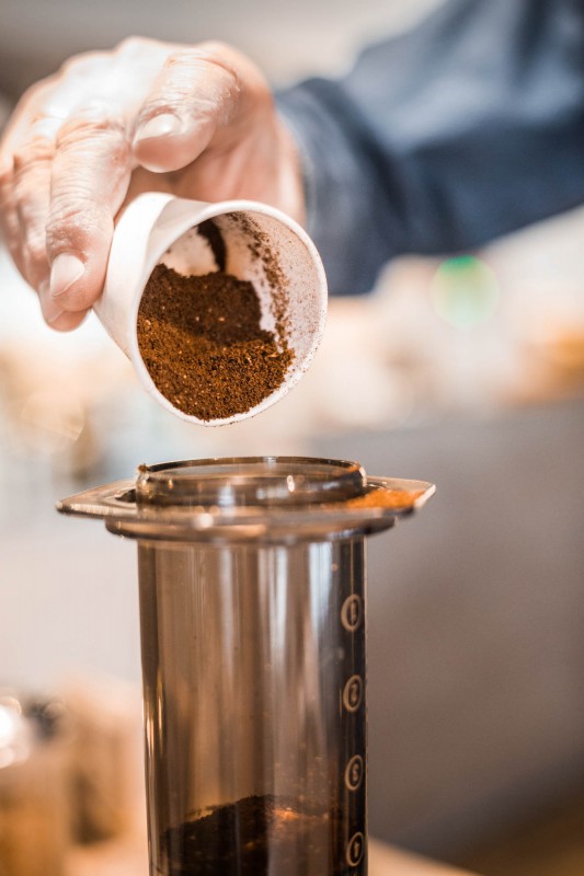 Kaffeepulver einfüllen