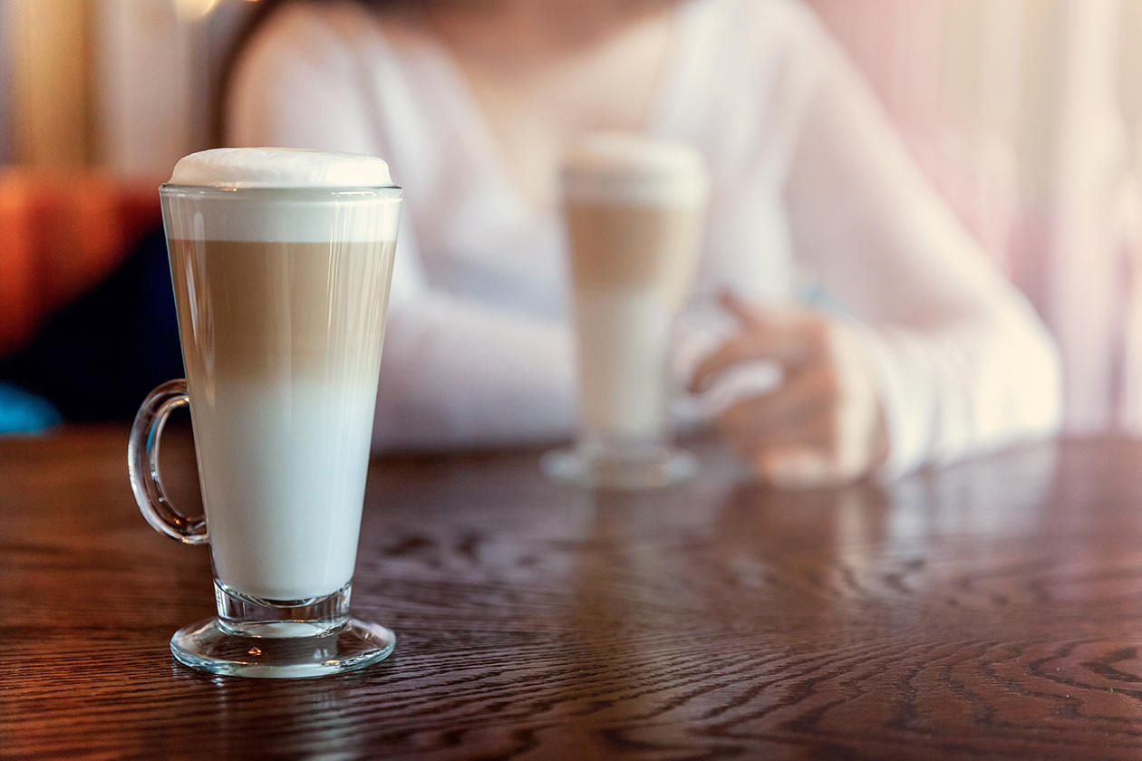 zwei gläser latte macchiato auf einem tisch