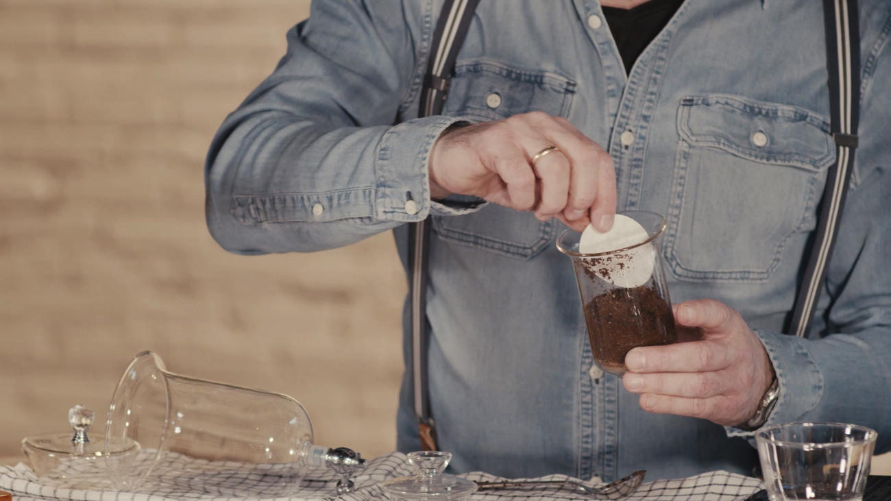 mann legt filterpapier auf den kaffee