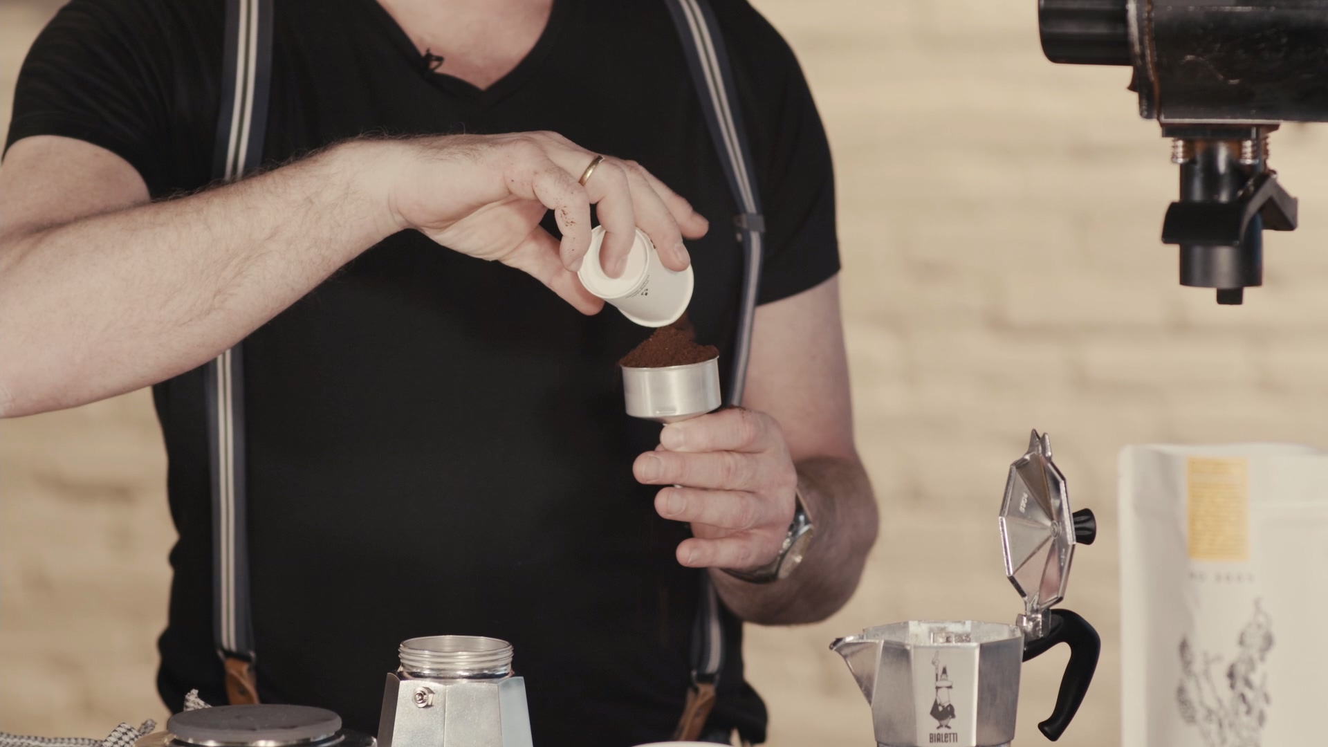 Kaffeepulver einfüllen
