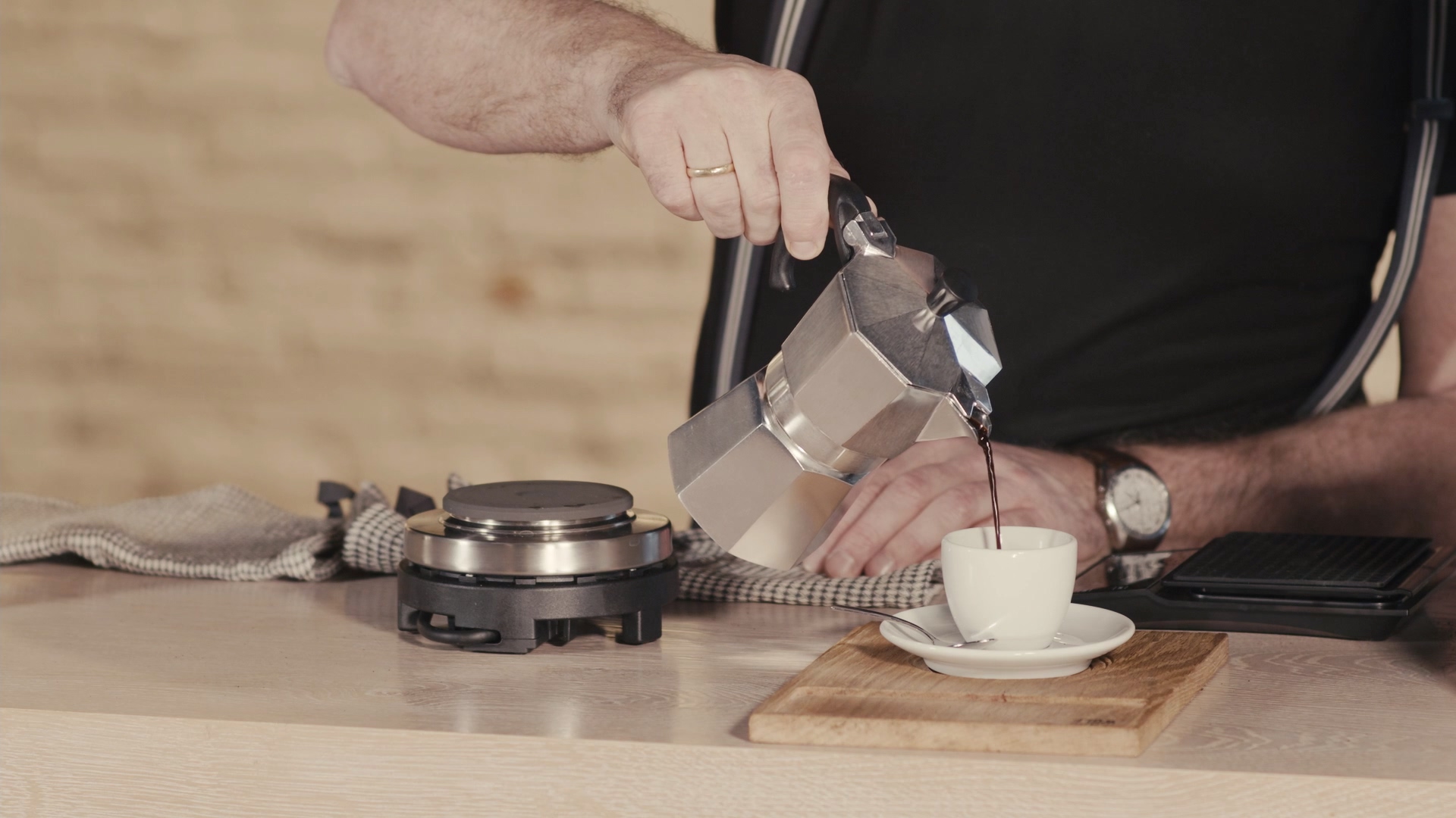 Kaffee aufgießen und servieren