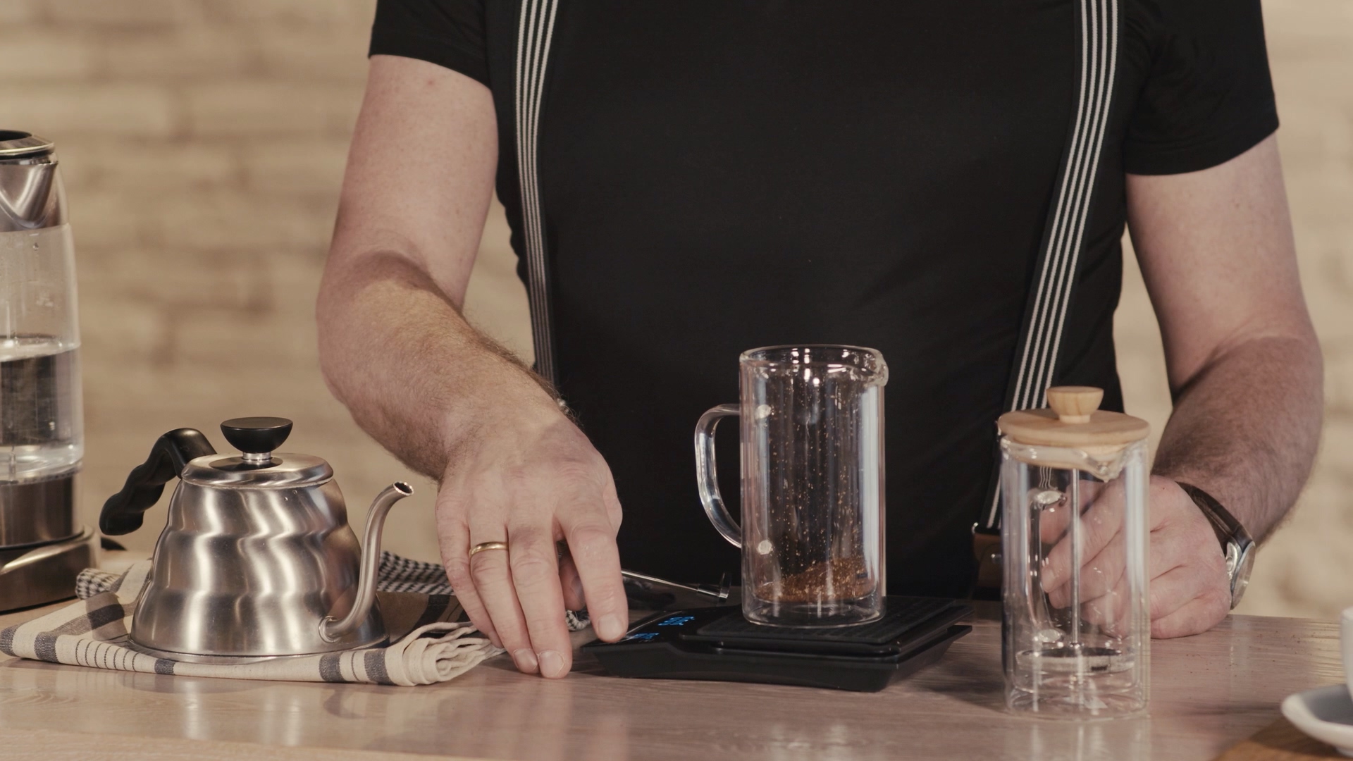 Kaffee in French Press einfüllen