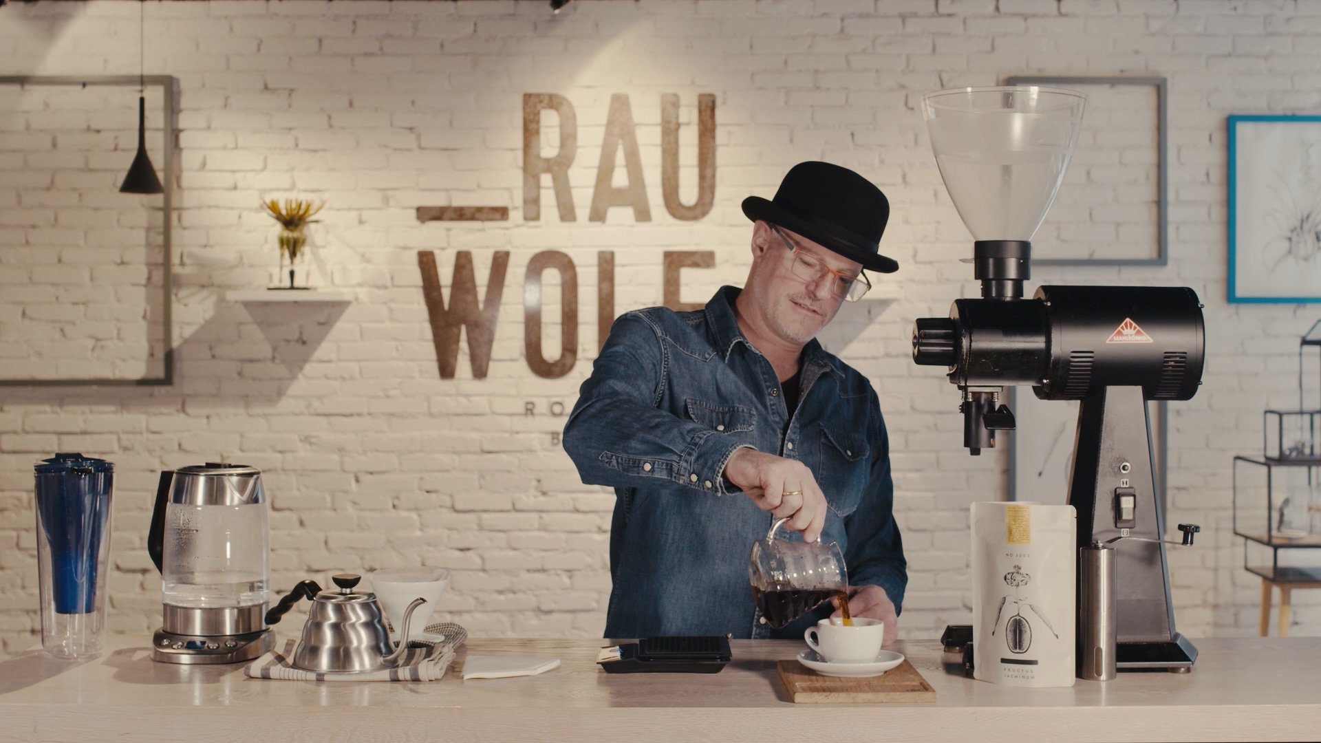 Handfilter abnehmen und Kaffee genießen