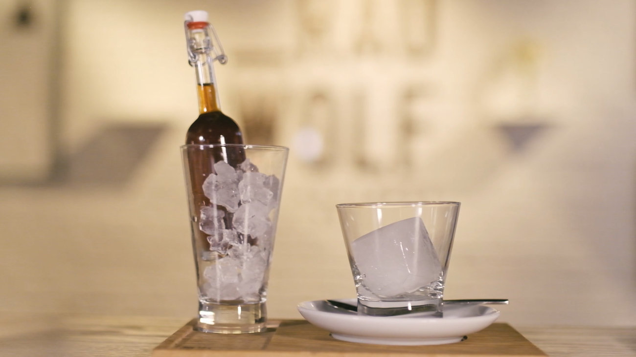 cold brew kaffee auf tablett