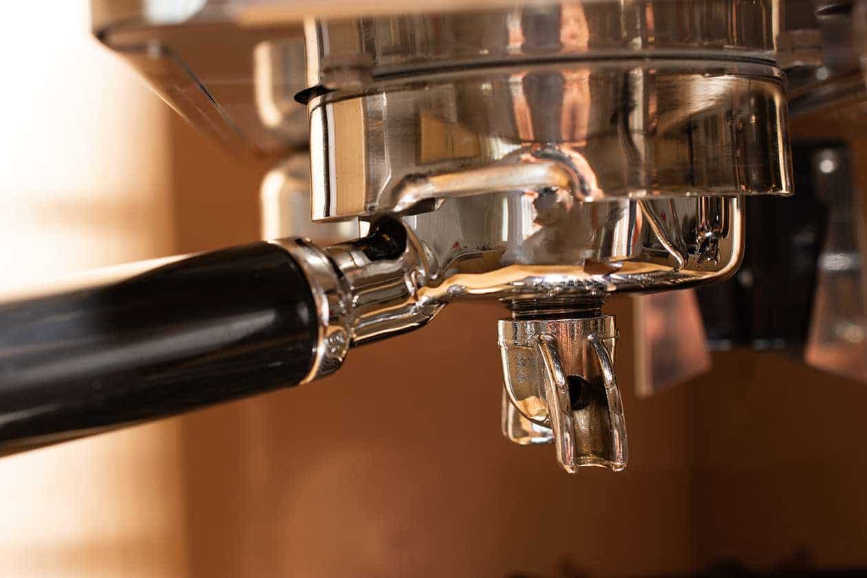 eingespannter siebtraeger bei kaffeemaschine