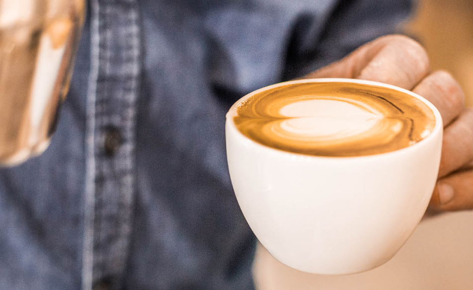 cappuccino mit milchschaum in herzform