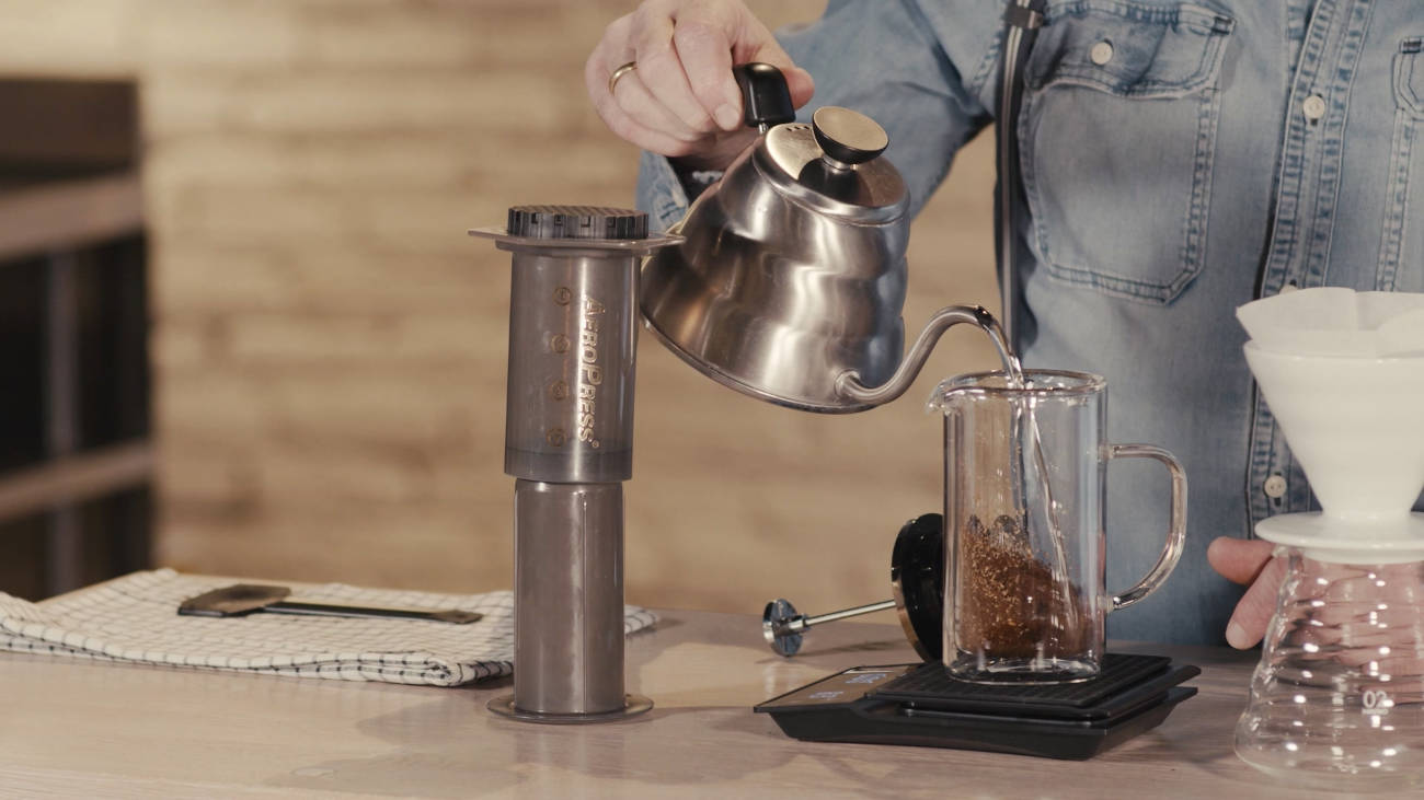 wasser wird mit kaffeepulver vermischt