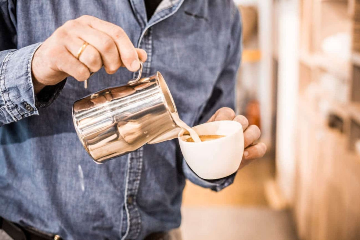 Cappucino wird mit perfektem Espresso zubereitet