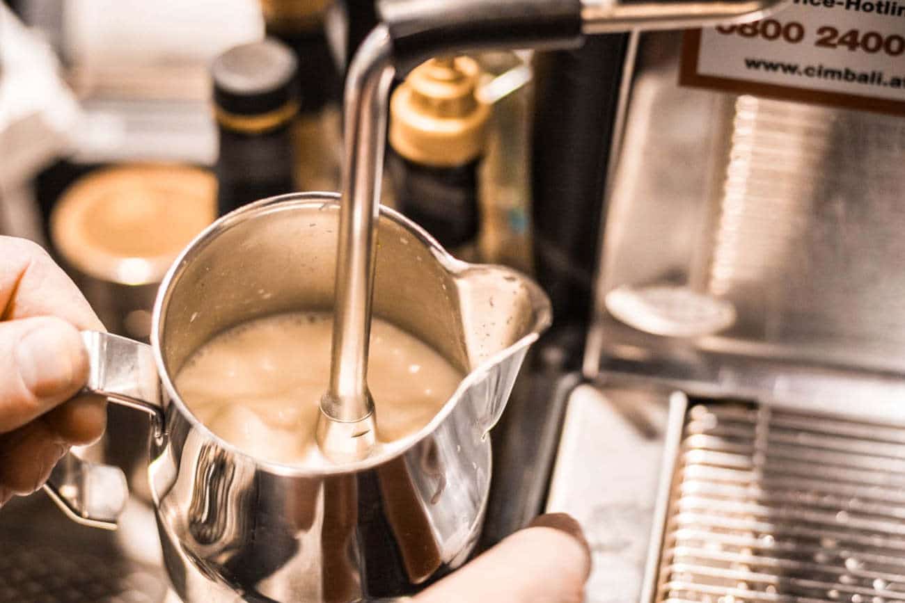 milch aufschäumen mit der dampfdüse