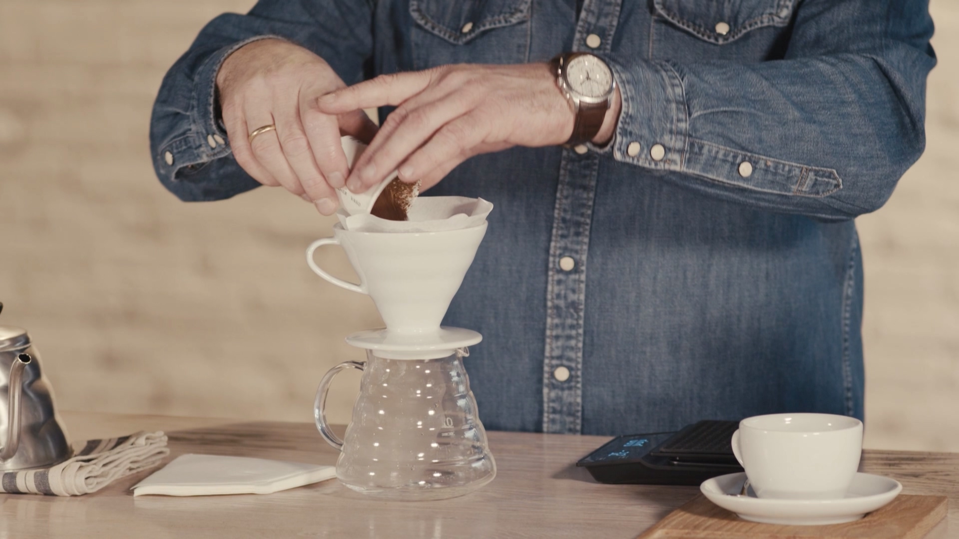 Kaffee in Filter geben