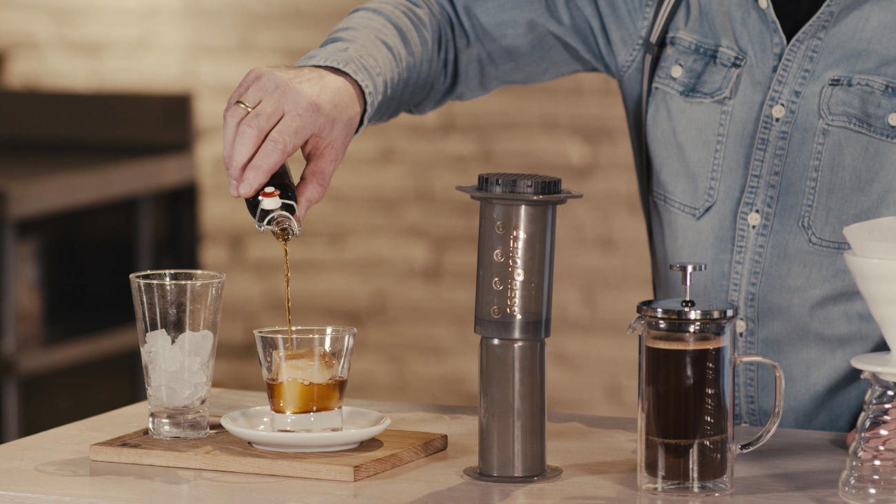 barista bereitet cold brew kaffee zu