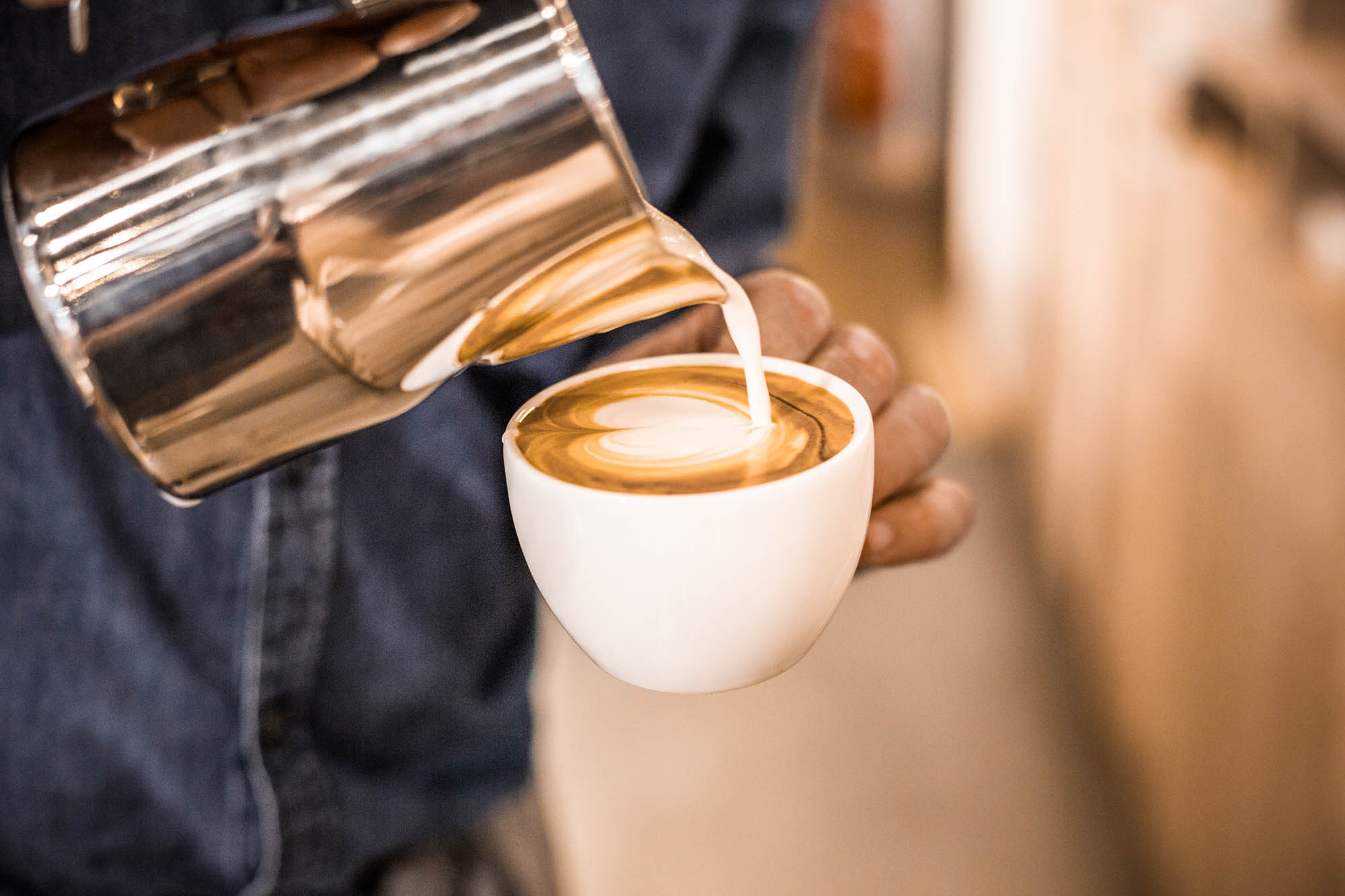 Milch und Espresso vereinen